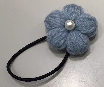 毛糸で作るお花のアクセサリー